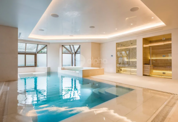 Kolam renang dalam ruangan dengan fasilitas sauna